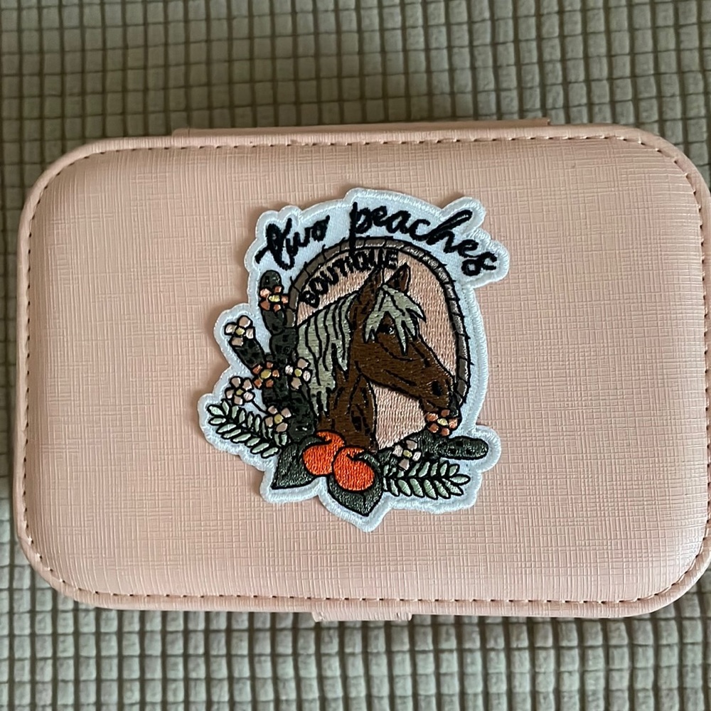 NWOT Two Peaches Boutique jewelry case
